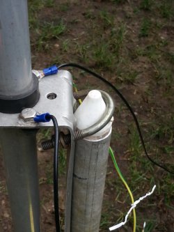 Particolare aiuto della punta, per l'inserimento dei cavallotti di fissaggio piastra antenna